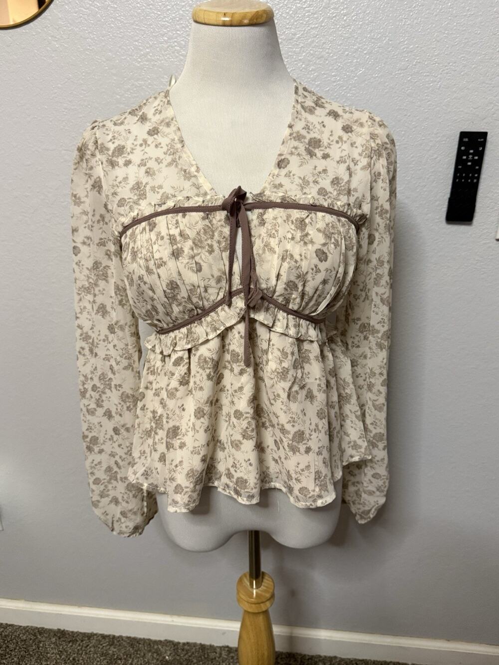 536-beivy Women's Beige/Brown Floral V-Neck Tie Bow Ruffle Long Sleeve Blouse M
